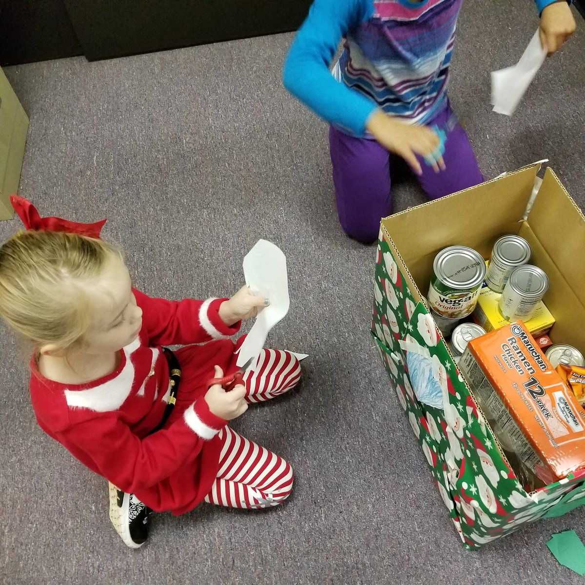 McKinneysMinion's tweet photo. Our minions brought in the most food for our food drive in the whole school! @aolets_go https://t.co/HQF03FULRk