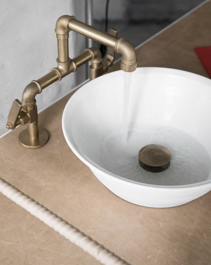 Our Elan Vital ELV06 basin bridge tap in Vintage Brass at our Norwegian retail partners <a href="/sanatorium/">𝔪 𝔶</a>.no .