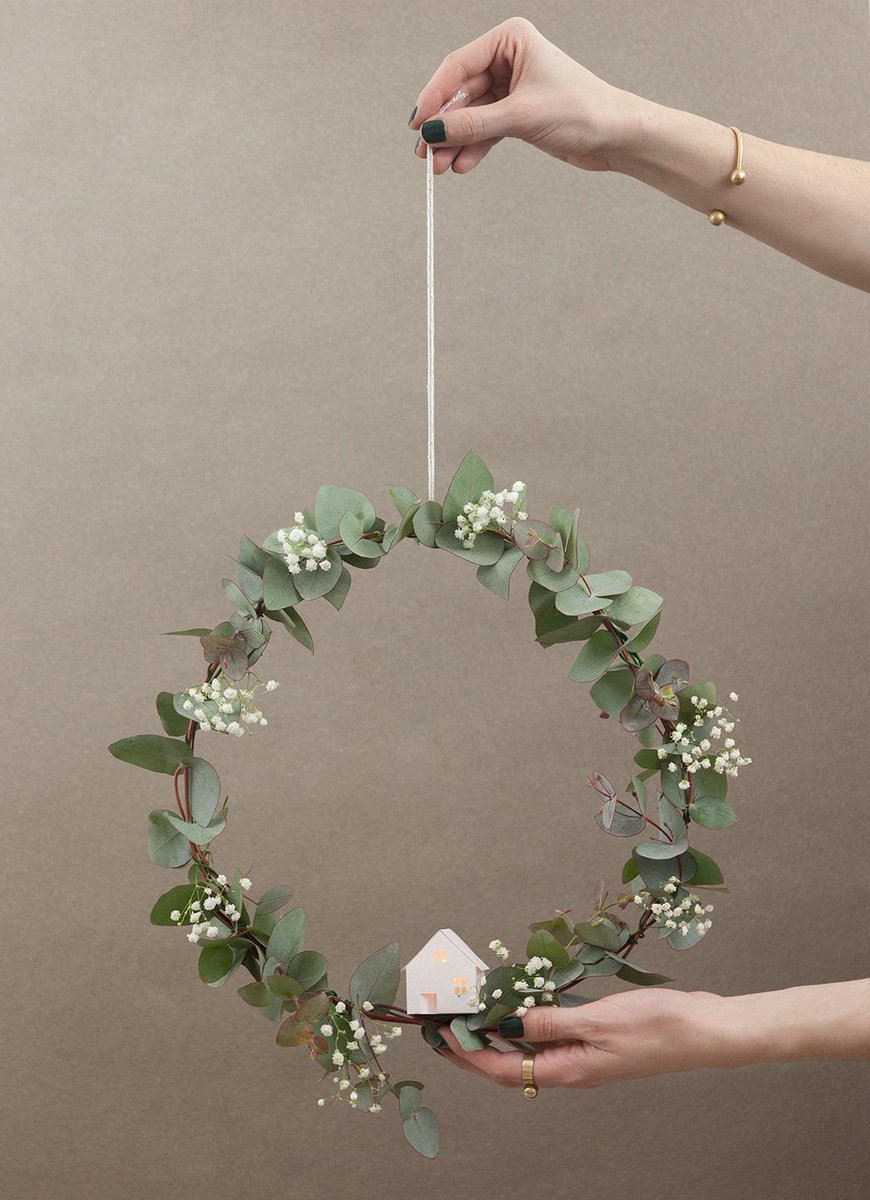 Esta corona de eucalipto quedará preciosa en vuestras casas y además perfumará la habitación donde la colguéis 🌿 >> fabricadeimaginacion.com/diy-corona-euc…