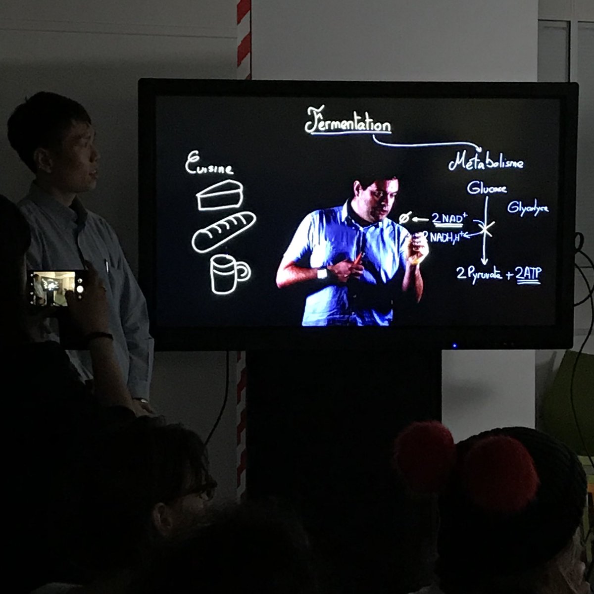 SamanthaComm's tweet photo. Démonstration du light board de la Faculté de Pharmacie de Paris avec @TicePharma et @coumoulx https://t.co/JNrEGPAQsn