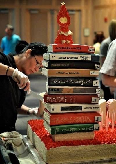 dozenbestbooks's tweet image. An awesome book cake
