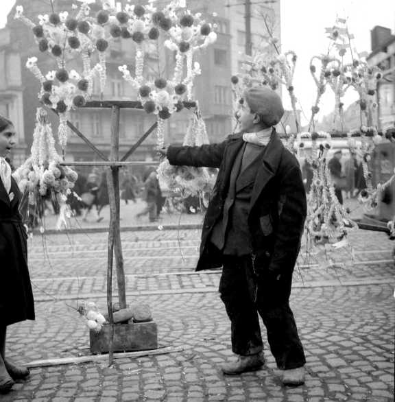 britishlibrary's tweet photo. Kissing the ritual bread: today's #BLAdvent looks at #Christmas in Bulgaria through the childhood memories of curator @RossiAtanassova https://t.co/S5ZijznTpJ https://t.co/uXNbQvgCZf