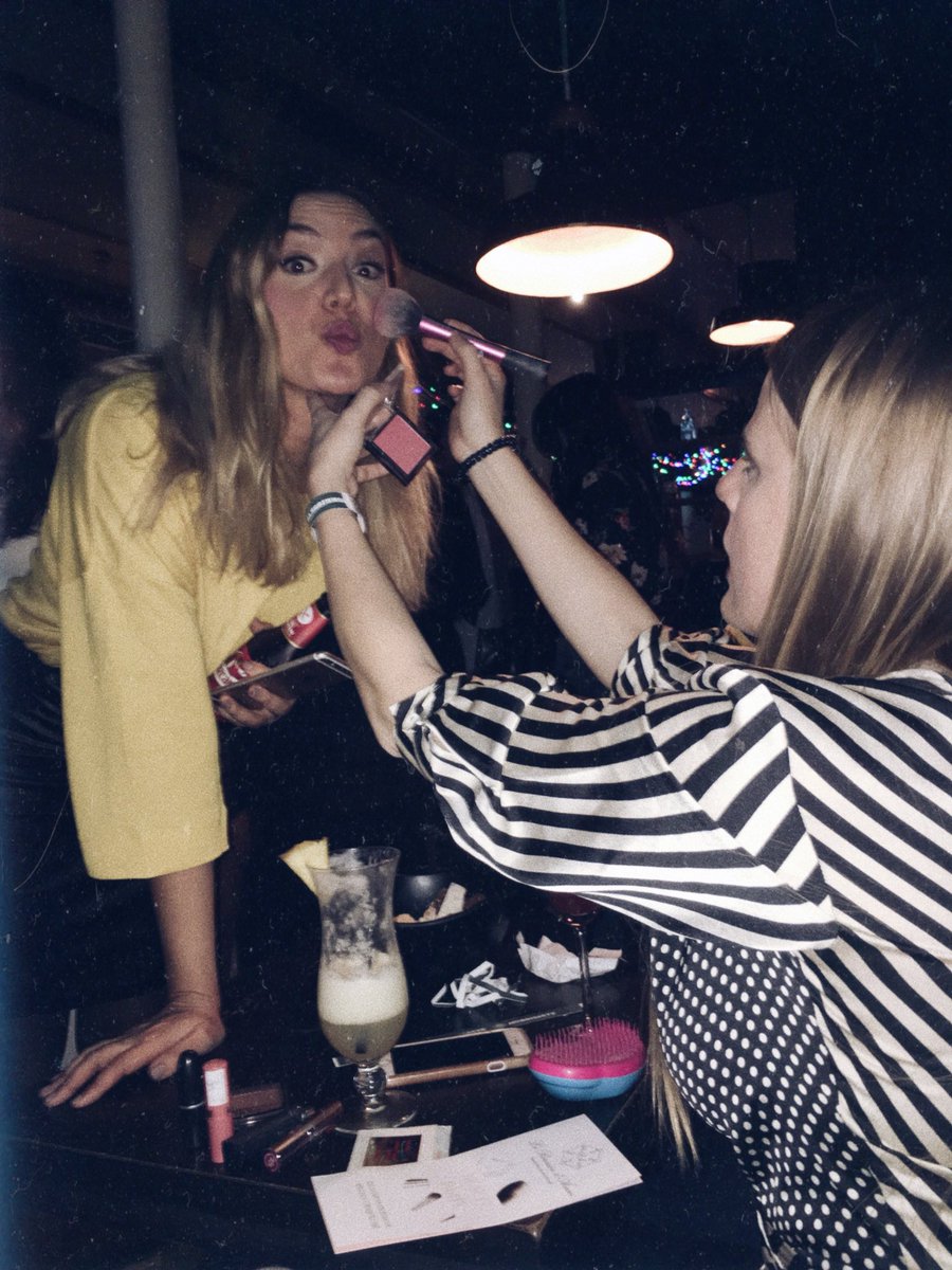 LaReuniondAmies's tweet photo. 📸Auténticos momentos Réunion d’Amies de anoche en la tradicional Copa navideña de @ajemalaga, celebrada en el pub #Morrisseys 🥂🎄 Porque la belleza se improvisa en cualquier lugar! 💄#LaReuniondAmiesMoment #CopaAJE https://t.co/YEbydpmEdW