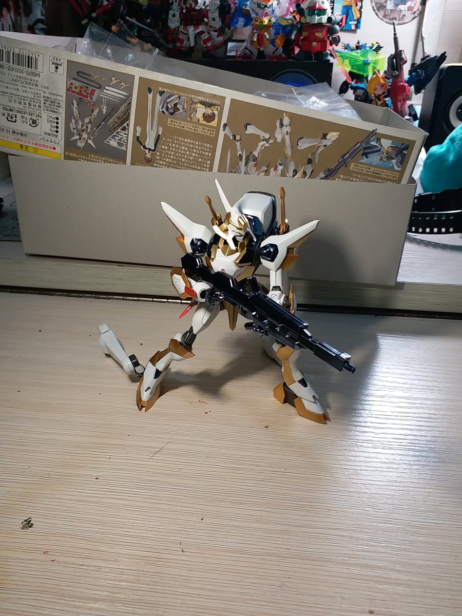 ottoyuen1's tweet photo. Done in 4 hours!
Lancelot (royal coating ver) from Code Geass (*゚∀゚)
Articulation not really satisfying due to it being a relatively older
#codegeass #lancelot #knightmareframe #プラモ #コードギアス https://t.co/sZwMXZeWwi