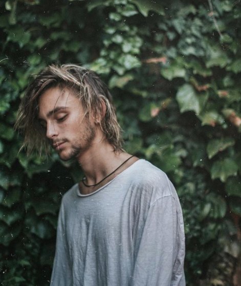 Si tienes un día negro... de bajón... nostálgico... melancólico... 😓  ¿Sabes qué? ¡No hay problema! 😏  Mira que bien se le ve a <a href="/guillermocampra/">Guillermo Campra</a> incluso en las fotos más "tristes" 😁  #top #sclusib #felizmiercoles #guillermocampra