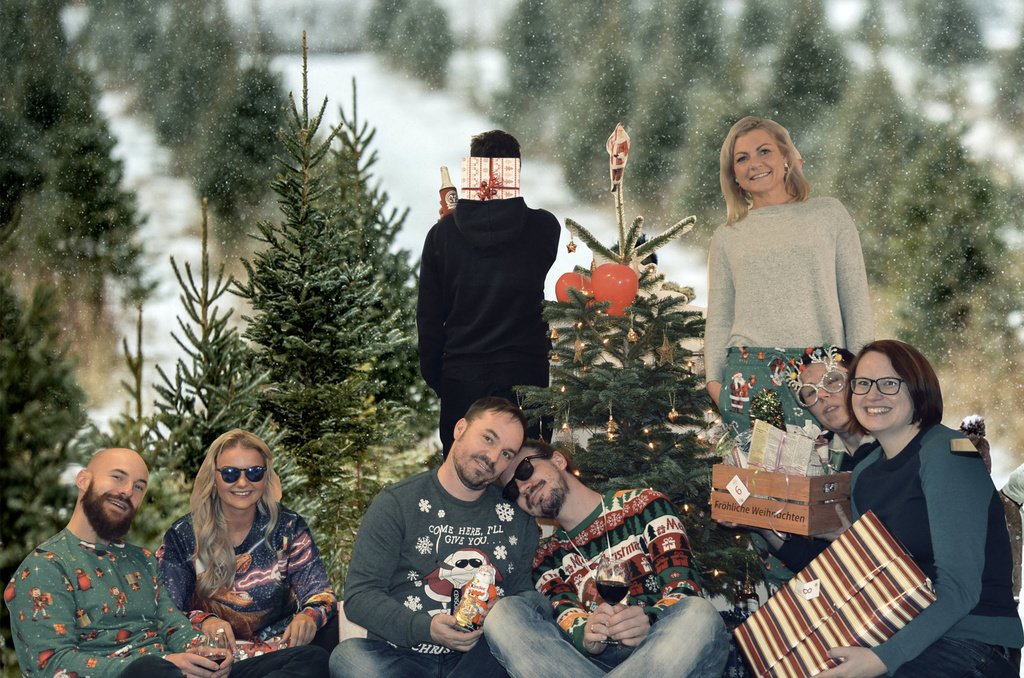 DeskCenterAG's tweet image. Grandiose Stimmungsmacher im weihnachtlichen Pullover-Contest. #deskcenter #deskcentersolutions #event #buerorama #worklifebalance #christmas #christmastree #presents #harmony😜