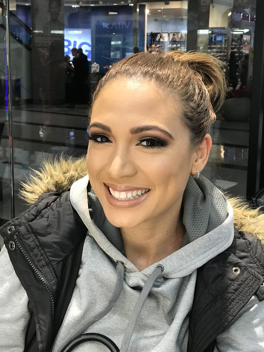 Niya__G's tweet photo. Office Christmas Party๐ #niyagbeauty #brownsmokyeye #gold #thatglowthou #lashes #contour #brows #favnudelipcombo #makeup #makeupporn #christmaspartyready #slayatwork #flawless #beat https://t.co/eWvbHhcVGB