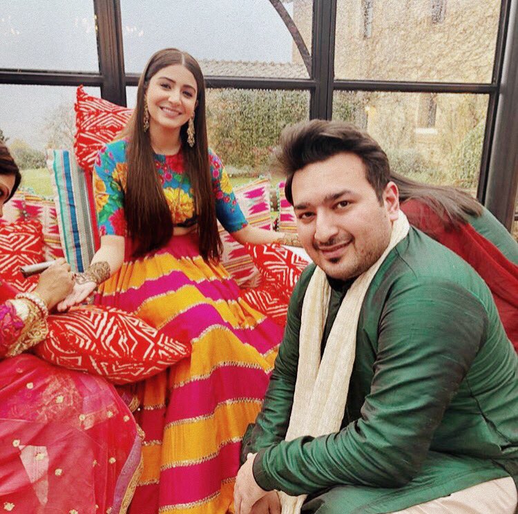  @AnushkaSharma &  @imVkohli with friends during their mehndi ceremony   #Virushka  #VirushkaWedding