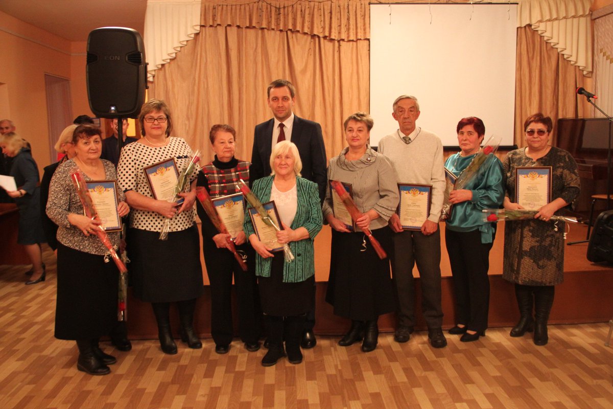 <a href="/Tularegion71/">Правительство ТО</a> Глава администрации муниципалитета Павел Федоров отметил наградами активных жителей, принимающих участие в общественной жизни Алексина