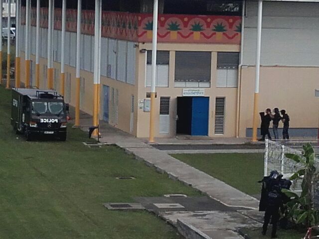 Prefet971's tweet photo. #ExerciceEnCours
L’exercice anti-terroriste au CREPS se déroule comme prévu. Les forces de police entourent le gymnase où se trouvent 6 attaquants avec des élèves pris en otage. Pompiers et SAMU sont aussi sur place pour l’évacuation des blessés. https://t.co/Q6PHzXB4e8