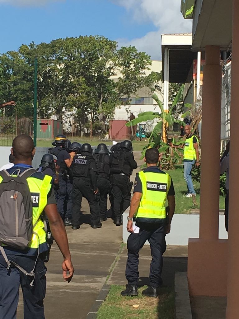 Prefet971's tweet photo. #ExerciceEnCours
L’exercice anti-terroriste au CREPS se déroule comme prévu. Les forces de police entourent le gymnase où se trouvent 6 attaquants avec des élèves pris en otage. Pompiers et SAMU sont aussi sur place pour l’évacuation des blessés. https://t.co/Q6PHzXB4e8