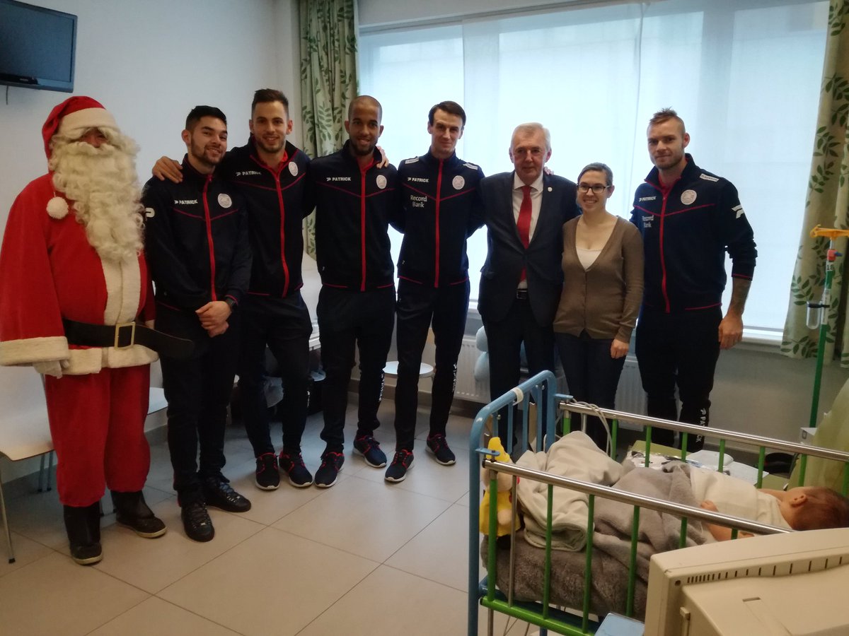 Spelers van #ZulteWaregem tonen hun hart tijdens de kerstperiode. Ze spelen voor #Kerstman in het #ziekenhuis van <a href="/Stad_Waregem/">Stad Waregem</a> #FocusWTV