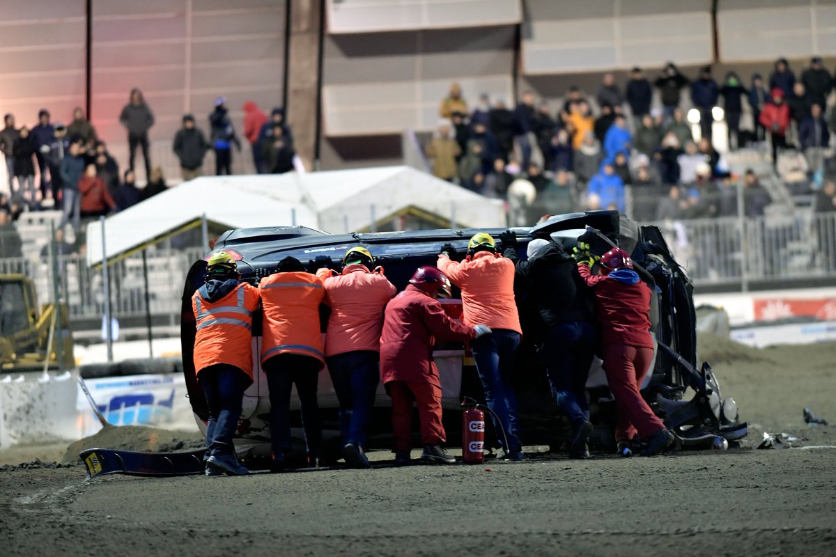 MotorShowFest's tweet photo. Il #BolognaMotorShow è spettacolo, auto, moto e... persone!
Un ringraziamento a chi ha reso possibile lo spettacolo in #Area48-#MotulArena ed in #ArenaFreeStyle, dai #commissari di percorso, personale sanitario ed antincendio ai gruisti ed operai! ❤️
#BoMS2017 #MotorShow2017 https://t.co/bASgkZpjPz