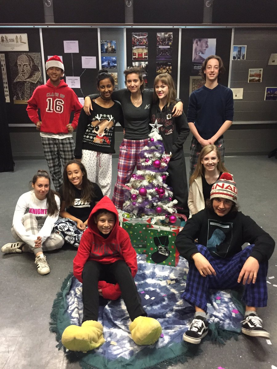 SmithAlanna's tweet photo. @JVSOS Looking &amp; feeling festive with some Christmas Choral  Dramatization in P1 😊🎭🎁🎅🏻🌲#somethingaboutchristmastime #jvsos #vanierdrama #christmas2017 https://t.co/LoMZeL0AsO