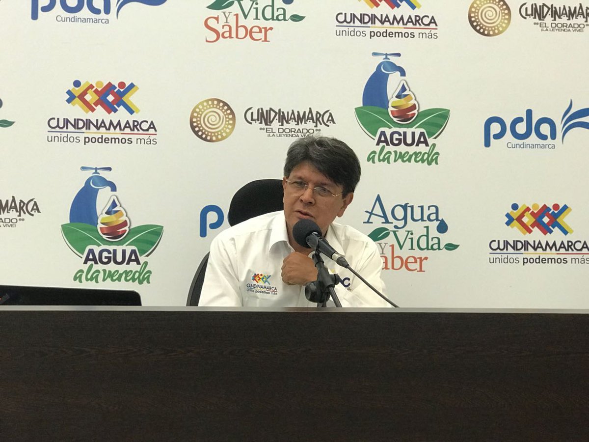 epcundi's tweet photo. #AEstaHora ⏰| Álvaro Prada, realiza su intervención donde socializará todos los proyectos en aspectos de manejo de residuos sólidos, planes de saneamiento y manejo de vertimientos, planes de gestión integral de residuos y planta de tratamiento de agua residuales entre otros. https://t.co/ezeYilGyRg
