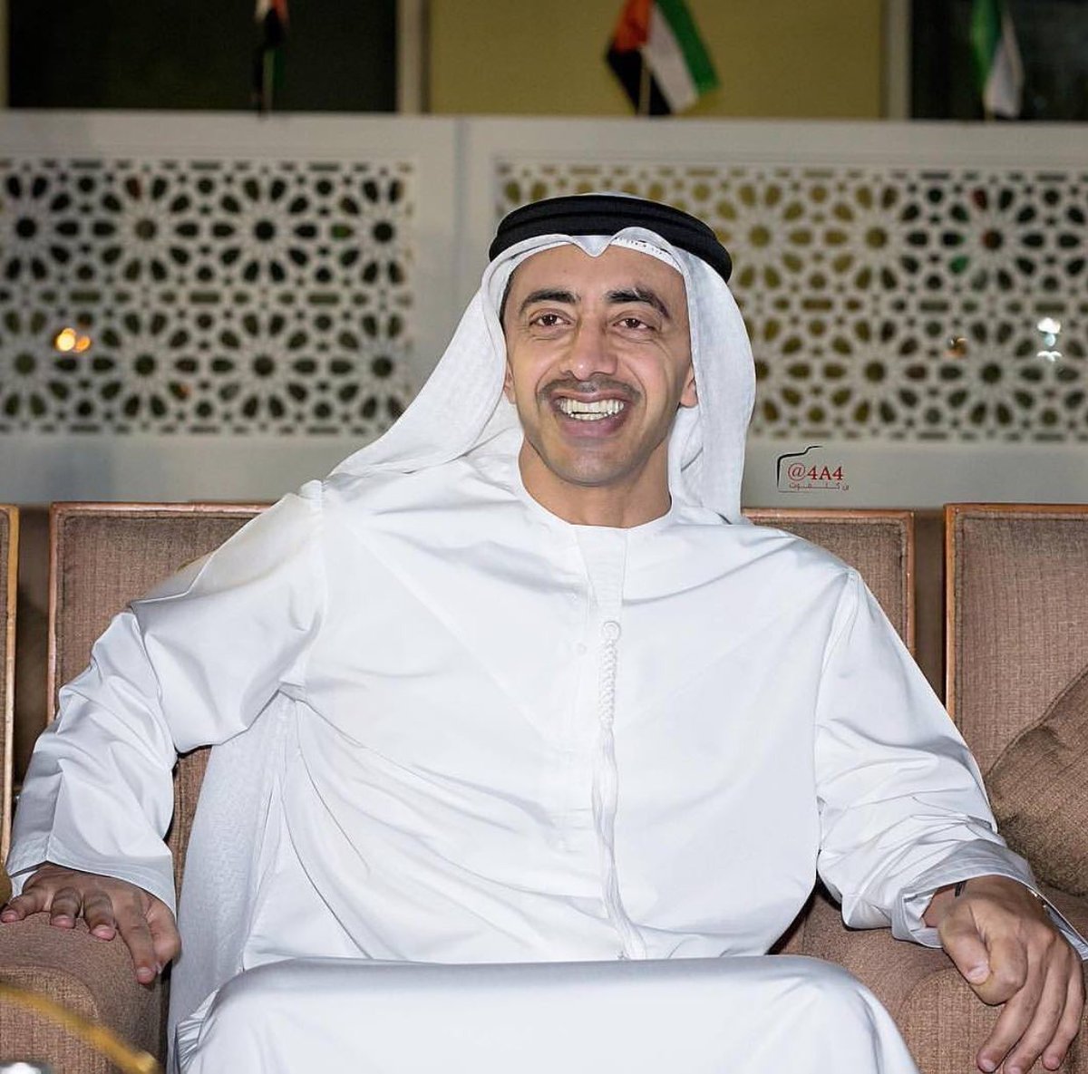 من مدرسة زايد تخرج معاليه
شهادته عــز وابـاء ورجوله
يدعس على اردوغان كله برجليه
ولا همه اردوغان واللي يقوله
وحنا عدو اللي يفكر يعاديه
محزم ظفر واللي يقوله يطوله

 #كلنا_عبدالله_بن_زايد