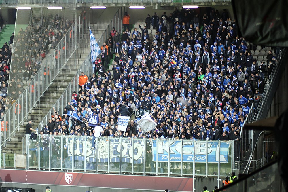 RCSA's tweet photo. 📸 Ils sont là les 600 supporters du Racing et ils se font entendre ! #UnSeulAmour #Merci #FCMRCSA (0-0) https://t.co/oTdoIaByuP
