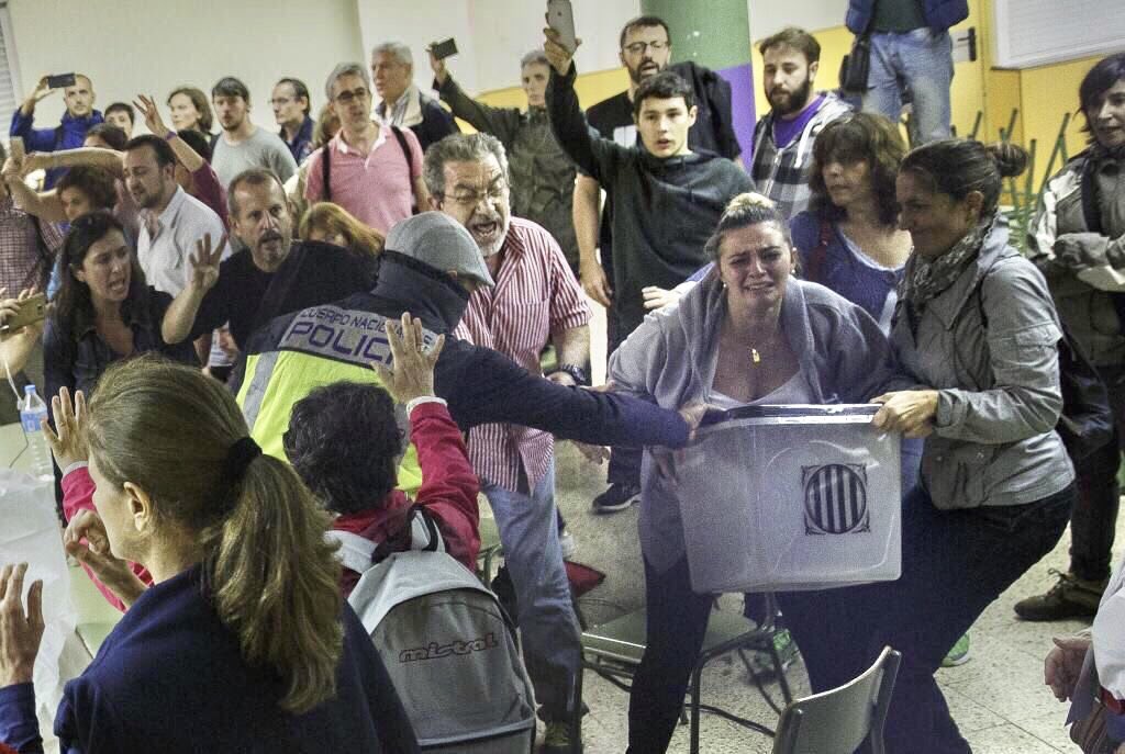 ModernetdeMerda's tweet photo. Més enllà de les hòsties, em va quedar gravada aquesta imatge. Encaputxats arrencant urnes, arrencant-les literalment. I un poble defensant-les.

No ho oblidarem mai.
Demà tampoc. https://t.co/OvqMzJyVlR