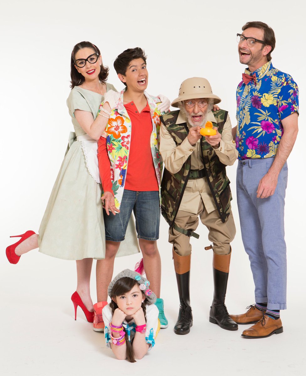 PedroOdeP's tweet photo. Les comparto esta foto que tomamos hace unos años, era para la serie “Monche Town” un Spin-off de La CQ, esta hubiera sido su familia, lástima que nunca se hizo, hubiera estado buenísima! Ni paper! https://t.co/SKDfKWcySd