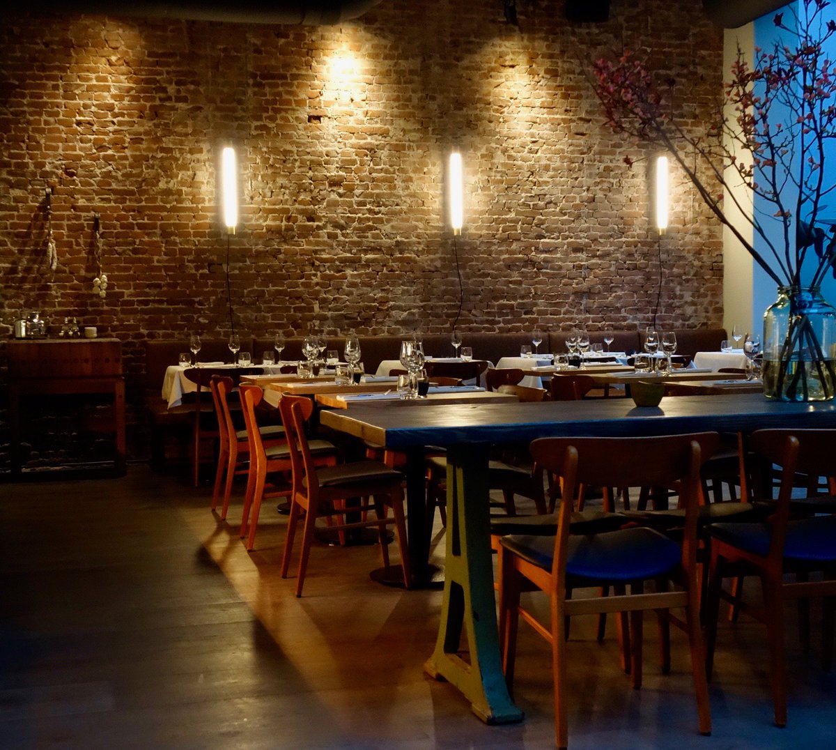 netevenleuker's tweet photo. Nieuw op #Haarlemmerstraat 118. Na een intensieve verbouwing (van bank, gekraakt, diverse functies en t/m eind 2015 #DuLac) nu restaurant #Roeblings. Ga deze metamorfose eens bekijken. https://t.co/lflmsIQYzs https://t.co/9yJm4Awmnv