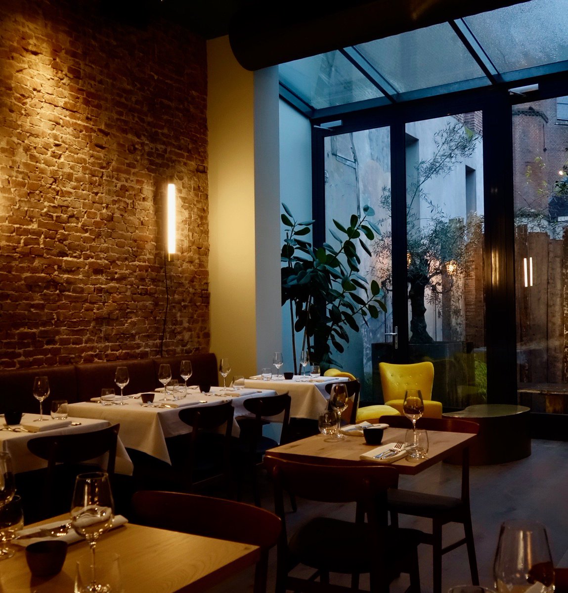 netevenleuker's tweet photo. Nieuw op #Haarlemmerstraat 118. Na een intensieve verbouwing (van bank, gekraakt, diverse functies en t/m eind 2015 #DuLac) nu restaurant #Roeblings. Ga deze metamorfose eens bekijken. https://t.co/lflmsIQYzs https://t.co/9yJm4Awmnv