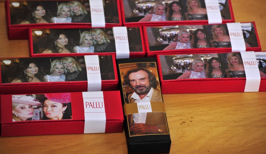 MarionMertins's tweet photo. Chocolates..remembering🌹
The best from Artiste Chocolatier, Michel Sauvenier. @PalluSA @jennifersu @Carolyn_Steyn
#GraffitiSorted https://t.co/yzNo2wnP4Q