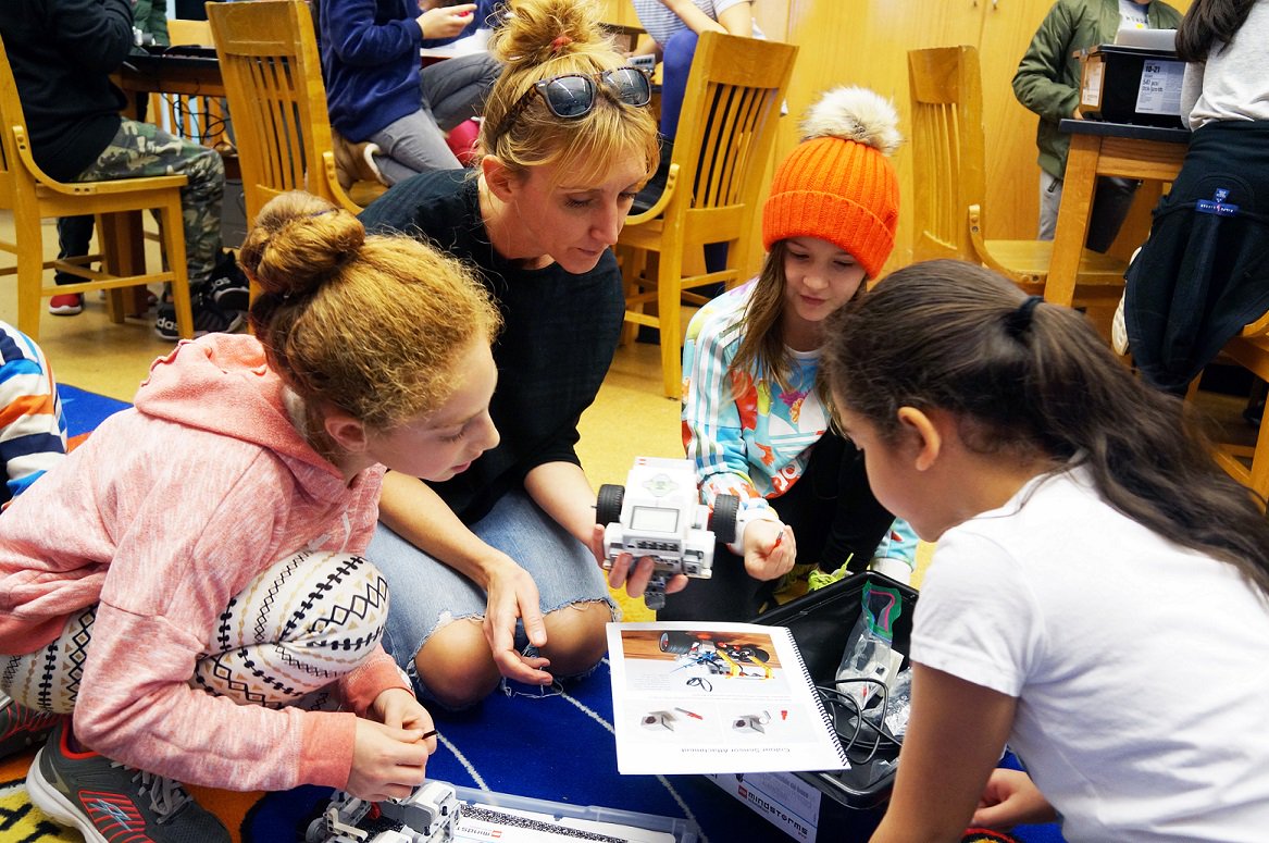 YTorresDOE's tweet photo. Parent mentors helping @PS10Brooklyn students prepare their robots for coding. Way to go! #NYCFaceLab @RoboFunNYC @Makeosity @NYCSchools https://t.co/IVhHZnKONX