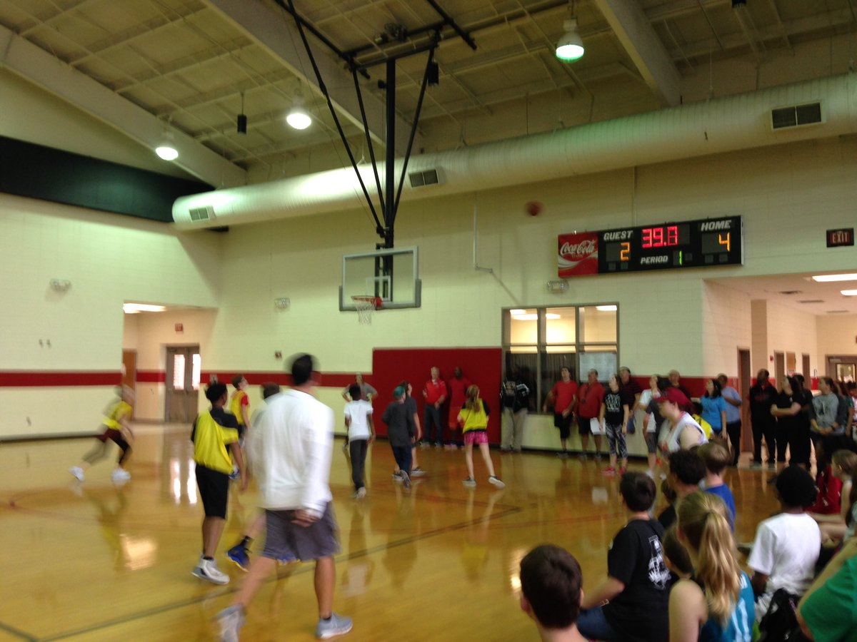 waddellsworld's tweet photo. Y'all should see this 6th grade versus 7th grade game!! Talk about skills and competitive spirit! 🏆🏀#PBISEvent @BryanCountyMS https://t.co/2ahhgVT3ba
