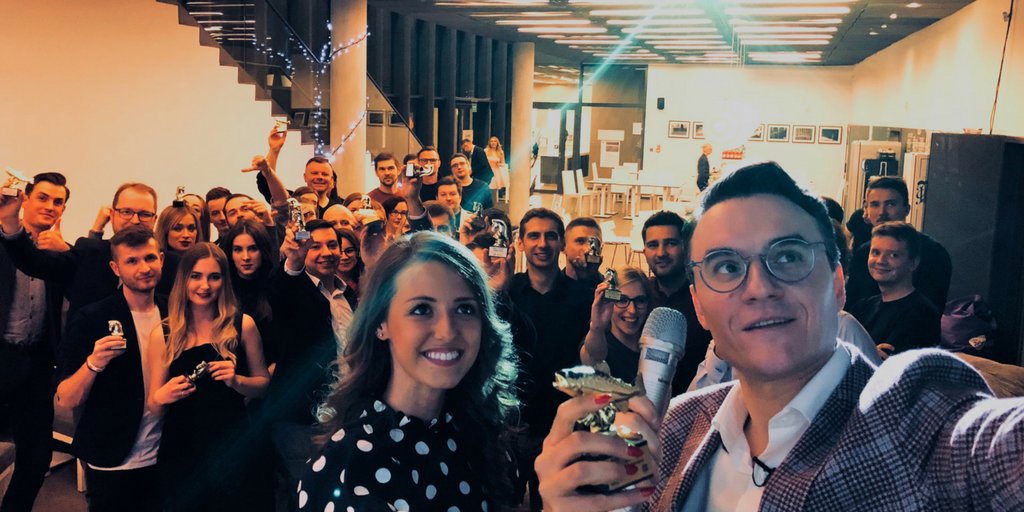 ClickCommunity's tweet photo. #Turkusowa #Rewolucja, czyli #Wigilia w #ClickCommunity & #Edrone trwa! 💙💛 Dziękujemy @RahimBlak za świetną prezentację o turkusowych #organizacja'ch i #gratulujemy wszystkim, którzy otrzymali clickowe statuetki. 🏆 https://t.co/VYwtuPZ053