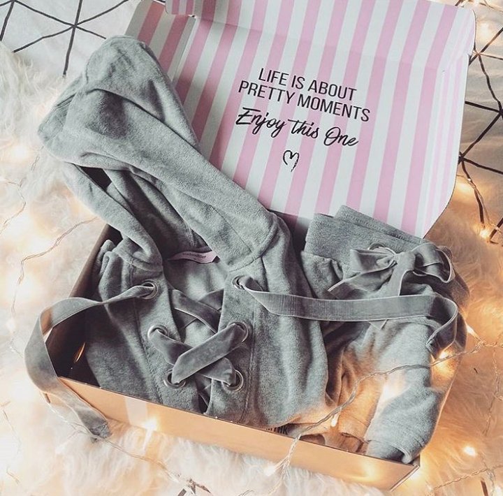 Only 4 days till christmas. Kom snel je laatste kerstcadeaus kopen <a href="/HunkemollerDOC/">HunkemollerDOCrmd</a> ❤️ #Hunkemöller #christmasshopping #presentsarealwaysgood #presents