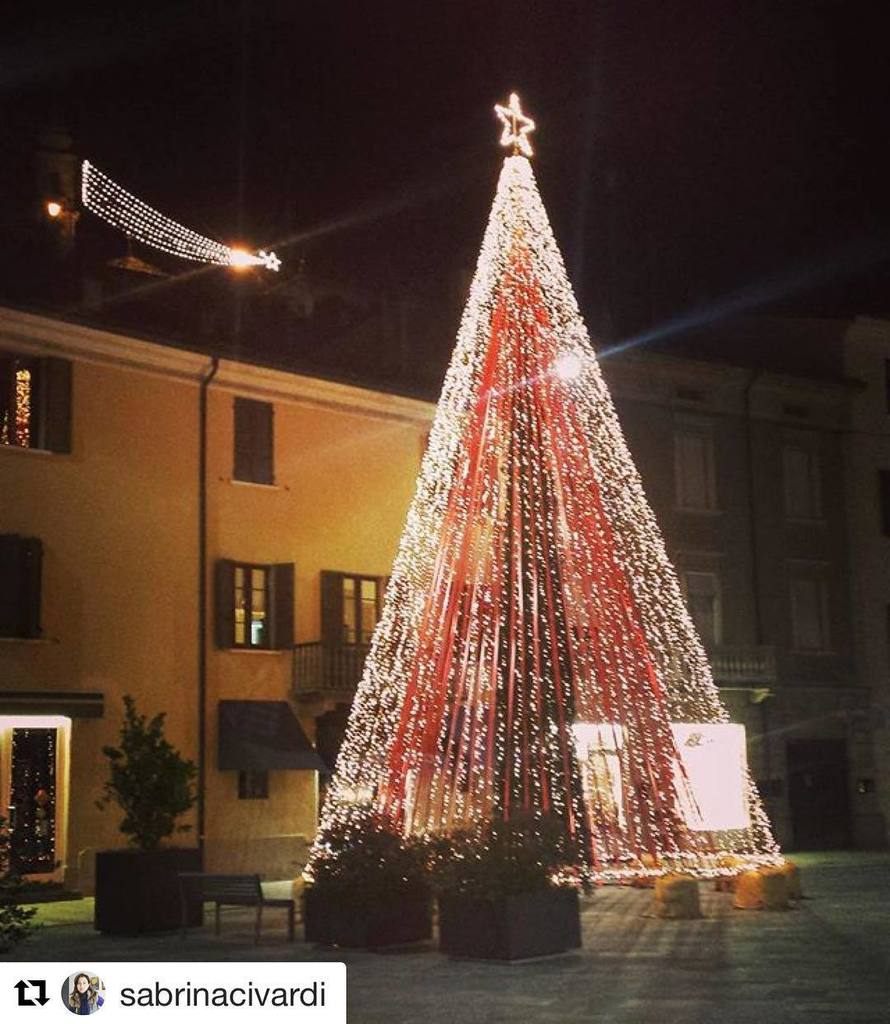 Il Natale è arrivato anche a Rivergaro 💫 grazie a <a href="/sabrinacivardi/">Sabrina Civardi</a> per la foto dell’albero di Natale 🎄 
#igerspiacenza #igersemiliaromagna #igersitalia #rivergaro ift.tt/2DdjxWt