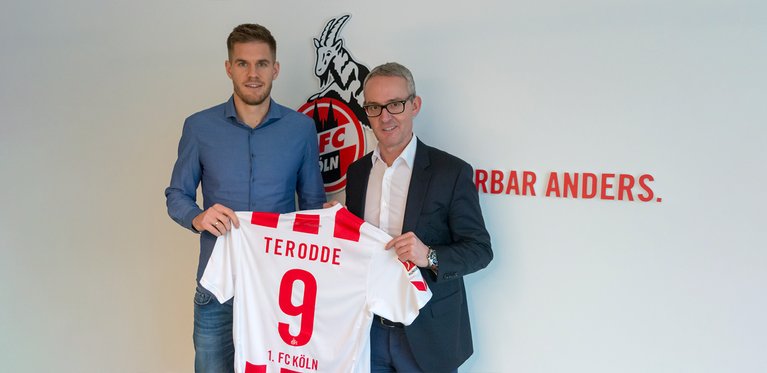 FCKoeln_es's tweet photo. #OFICIAL | El club ha cerrado la incorporación de Simon Terodde. El delantero de 29 años procede del @VfB y vuelve al club con el que debutó en la #Bundesliga. Firma hasta 2021.

#Effzeh https://t.co/djcqjsLtgJ