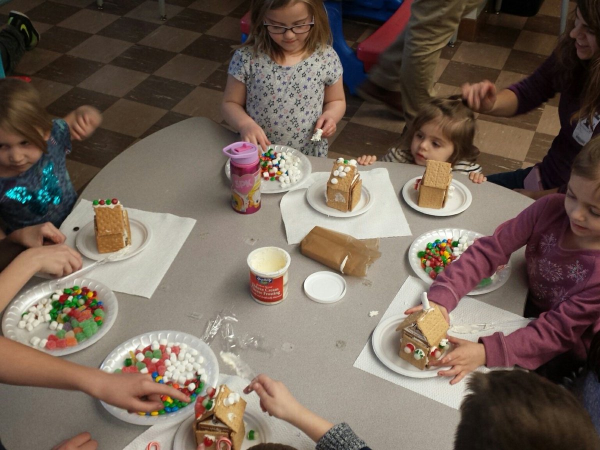JenningsKinders's tweet photo. Our annual Gingerbread house building project! @wrightdmps https://t.co/Wmb3olfAzq