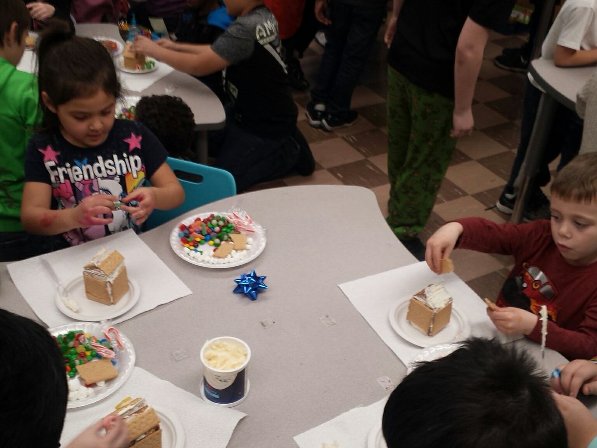 JenningsKinders's tweet photo. Our annual Gingerbread house building project! @wrightdmps https://t.co/Wmb3olfAzq