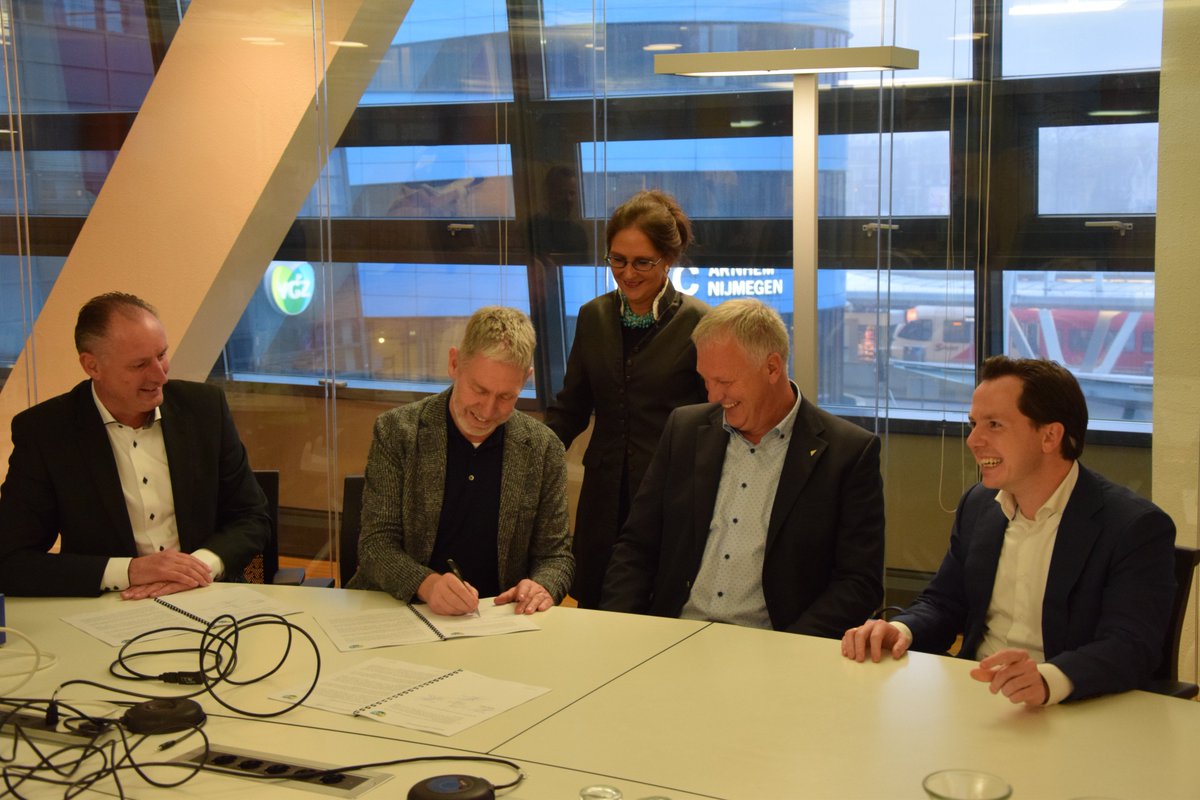 <a href="/FysioTopics/">kwaliteitsvereniging</a>  en Zorg1 tekenen overeenkomst met <a href="/VGZ/">Coöperatie VGZ</a> voor behandeling van lage rugpijn. Aan de slag met kwalitatieve zorgplannen en zinnige zorg. #mooiemijlpaal