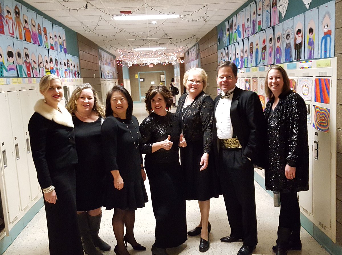 biz4bulldogs's tweet photo. GLAM Day today!!👠👗🎩👑
#sofancy
#welikefun
#sparkle https://t.co/GddMx83cE3