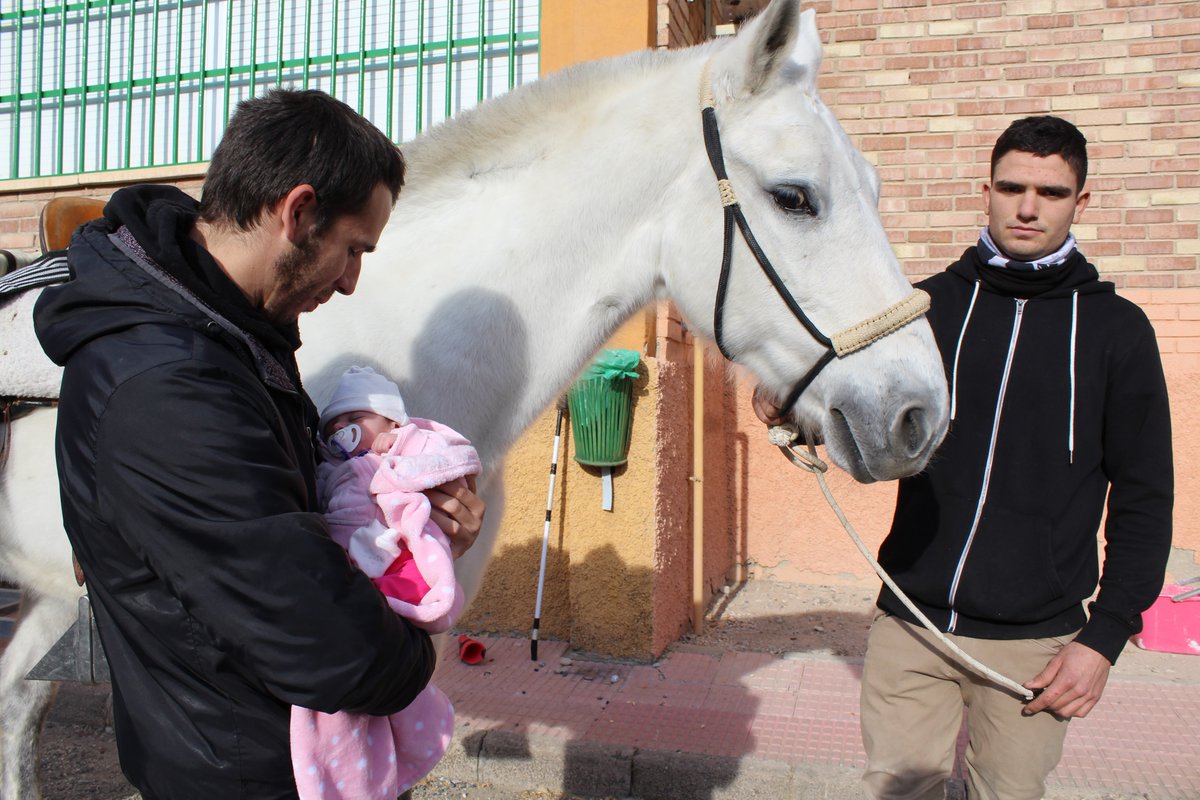 IESGOYAMOLINA's tweet photo. La visitante más jovén de la Feria EPI de cooperativas del IES Francisco de Goya, ARIA, con solo 19 días de edad, hija de uno de los alumnos cooperativistas. ¡Enhorabuena, papaíto IBAN!. https://t.co/RaOEbevzpn