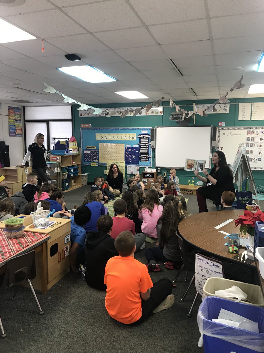 Faase608's tweet photo. Today we met with our kindergarten buddies. We read the book The Gingerbread Baby then decorated our own Christmas cookies. The 6th graders also made their buddies their own book marks! @MrsAustinKinder https://t.co/5xT7RX3X4y