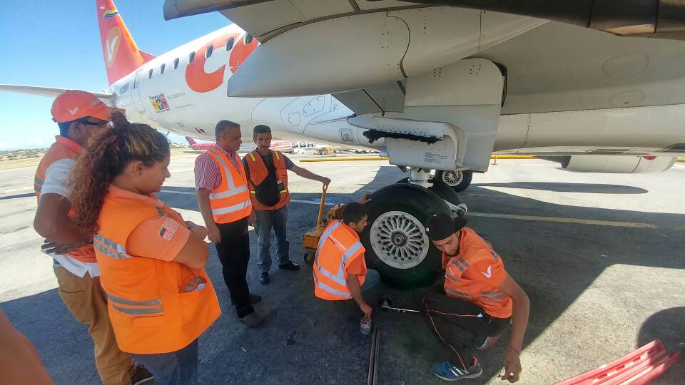 conviasa_ve's tweet photo. Presidente de @LAConviasa inspecciona labores de mantenimiento en el hangar de la aerolínea en Maiquetía, con el fin de garantizar la operatividad de las aeronaves. https://t.co/wQnipcp6PJ