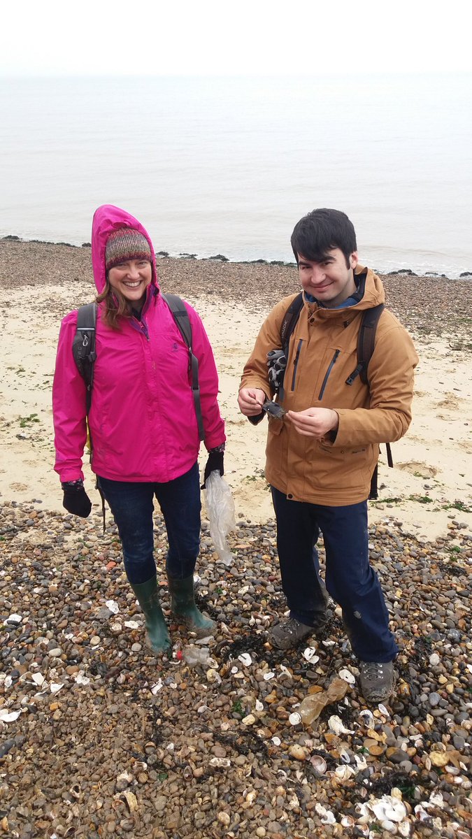 ThePalAss's tweet photo. A great day of fossil hunting on the Isle of Sheppey for the #PalAss17 fieldtrip, thanks to the wonderful organisation of @AAlechiarenza https://t.co/jPYskGCLXm