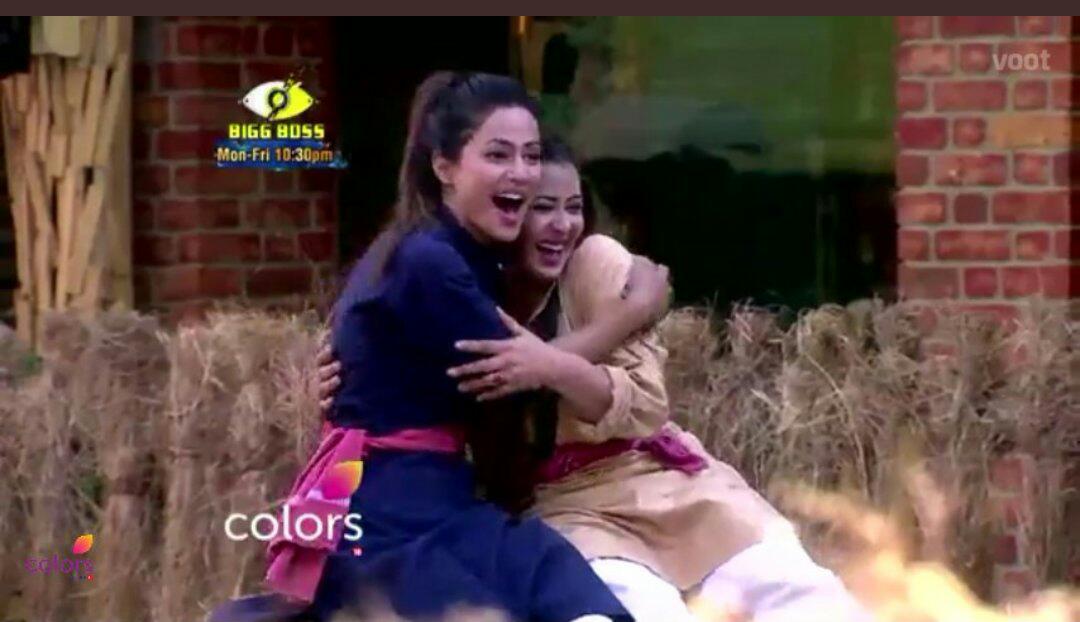BiggBossInfo's tweet photo. #HinaKhan and #ShilpaShinde Chilling together !! Like and RT if you like it. @shilpashindee @eyehinakhan  #BiggBoss11 https://t.co/iN6oDrPx3C