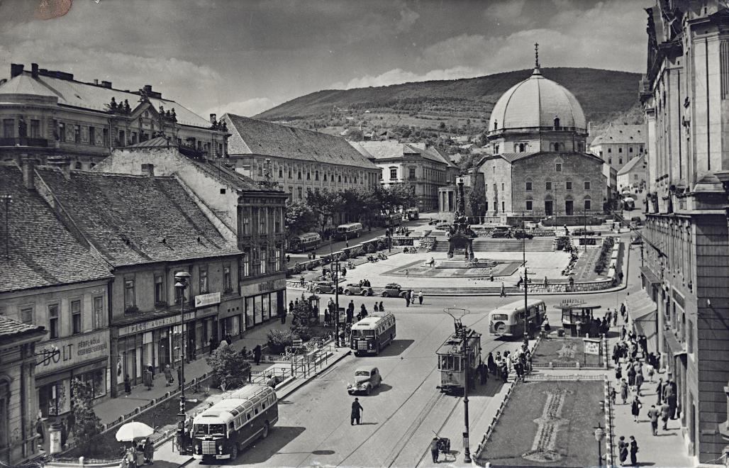 HungaryHeritage's tweet photo. Main square of #Pécs, S #Hungary in 1954. The large #mosque (now converted into a Catholic #church) is the northern most surviving #Ottoman mosque, located on a site where a Christian church stood in medieval times (FORTEPAN/Erky-Nagy T., CC-BY-SA 3.0) #architecture #history https://t.co/PFdpcFhEs0