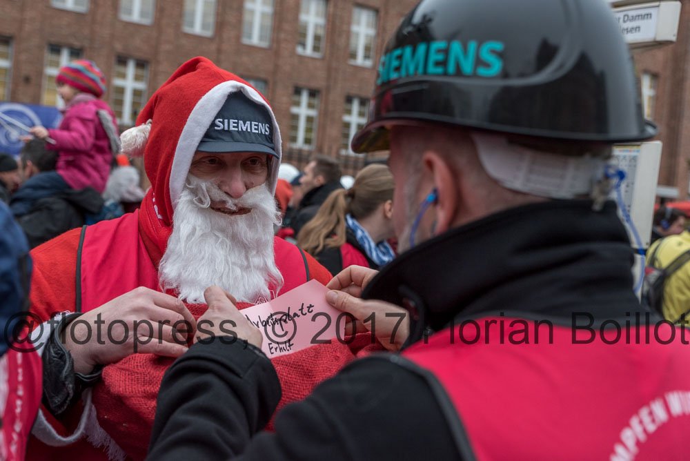 flotopress's tweet photo. #Weihnachtskundgebung gegen die Schließung der Produktion am #Siemens-#Dynamowerk am Nonnendammallee in Berlin mit knapp 200 Mitarbeiter von Siemens & Ledvance, Glühwein, Kuchen, Ein Engel und der Weihnachtsmann https://t.co/AieRrnu7di