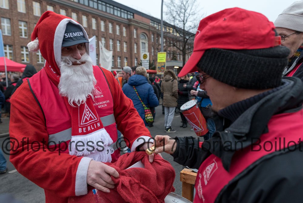 flotopress's tweet photo. #Weihnachtskundgebung gegen die Schließung der Produktion am #Siemens-#Dynamowerk am Nonnendammallee in Berlin mit knapp 200 Mitarbeiter von Siemens & Ledvance, Glühwein, Kuchen, Ein Engel und der Weihnachtsmann https://t.co/AieRrnu7di