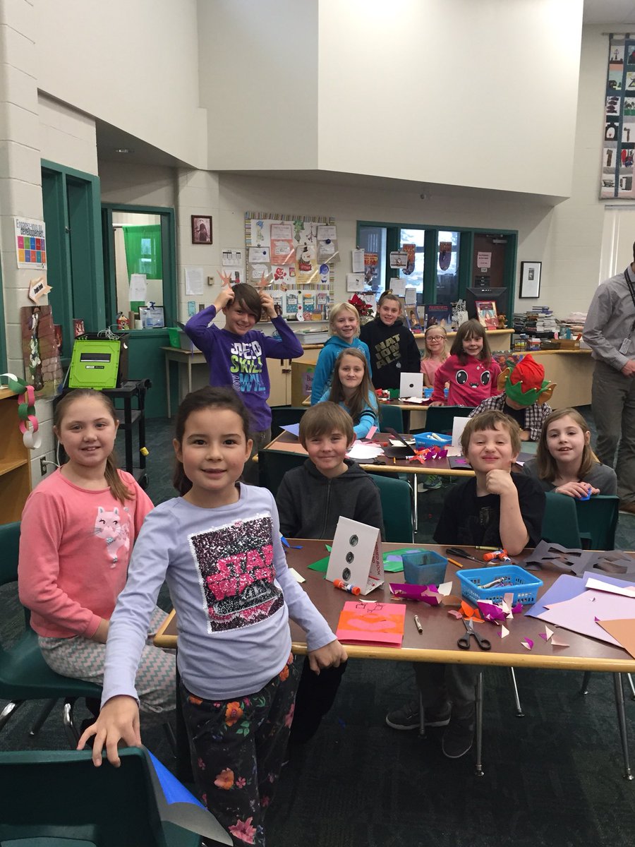 EmmaKingES's tweet image. @MrsColvinsClass worked with Mr. Renwick’s students and @dguthrie38 to create cards, snowflakes and crafts. We have some very creative and excited students!