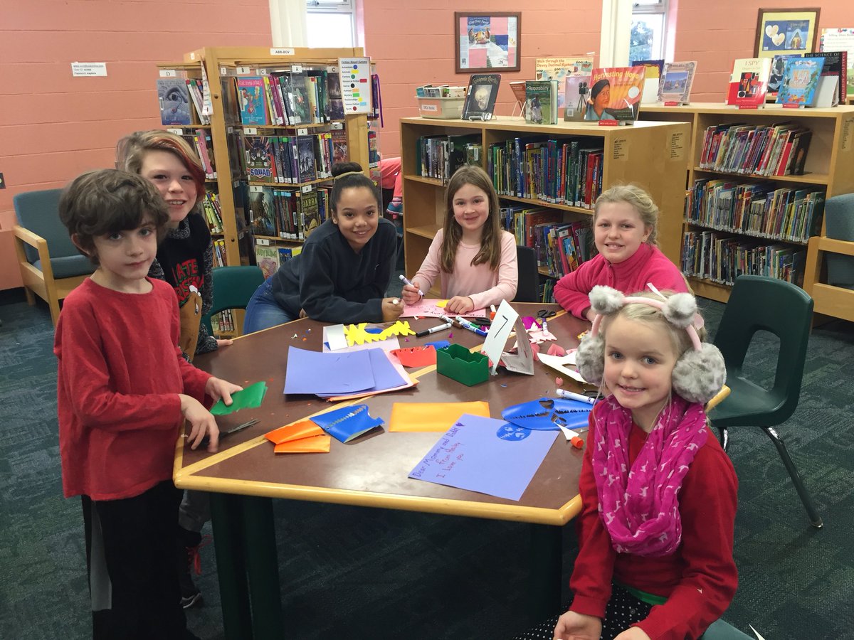 EmmaKingES's tweet image. @MrsColvinsClass worked with Mr. Renwick’s students and @dguthrie38 to create cards, snowflakes and crafts. We have some very creative and excited students!