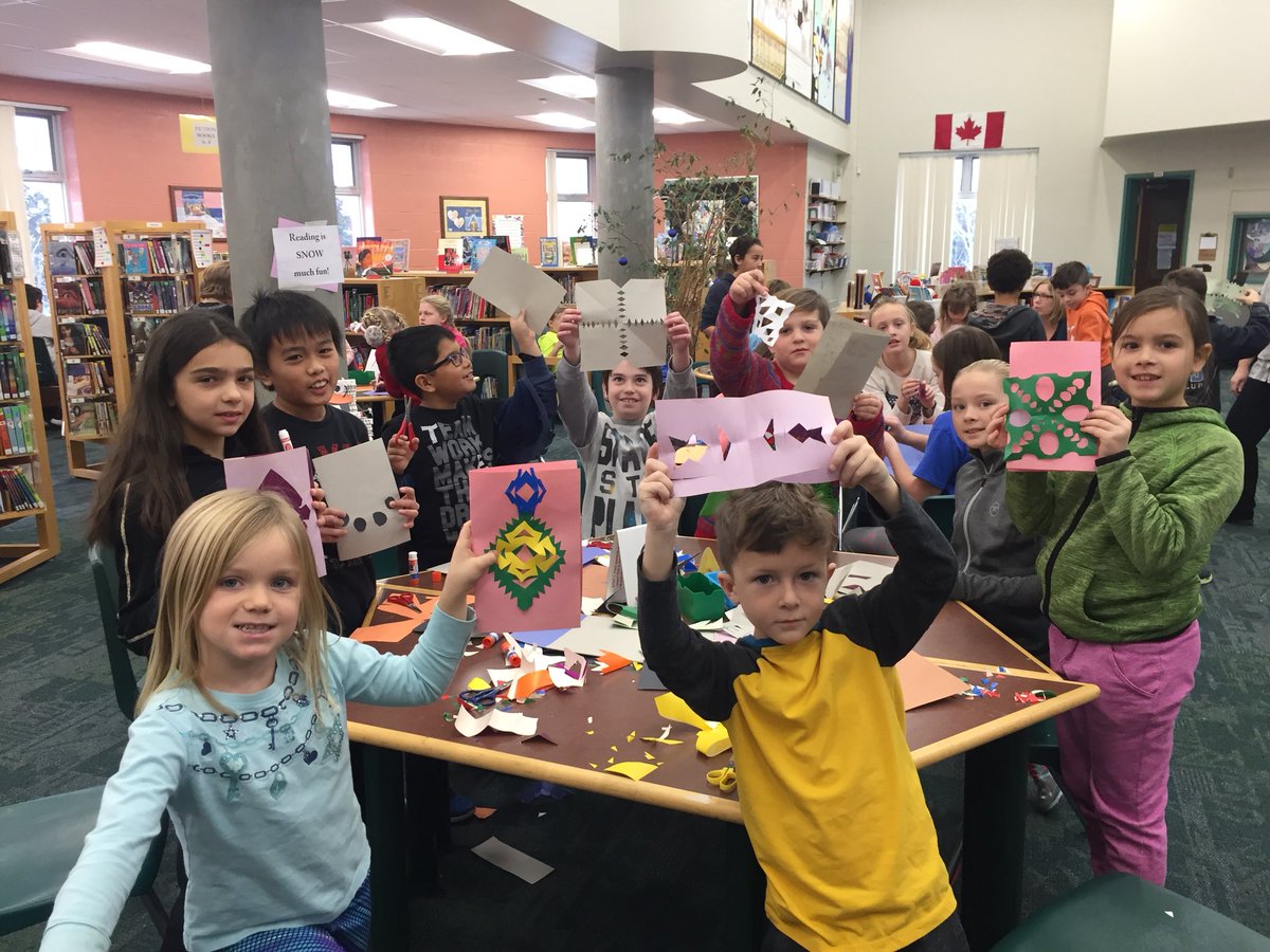 EmmaKingES's tweet image. @MrsColvinsClass worked with Mr. Renwick’s students and @dguthrie38 to create cards, snowflakes and crafts. We have some very creative and excited students!