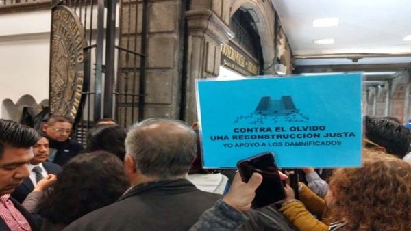 PartidoPSUV's tweet photo. Damnificados tras sismo en México exigen viviendas https://t.co/OHO9coMnXE #SeVieneLaHoraDeLaSalsaConMaduro https://t.co/4Wq4QHDkSf
