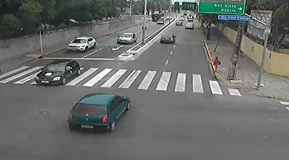 Às 12h49, Av. Norte tem fluxo moderado de veículos, em ambos os sentidos, na altura do cruzamento com a Av. Cruz Cabugá. #transitoRecife