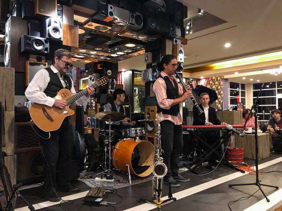 PS_TempleIsaiah's tweet photo. Great turn out for the #Hanukkah party at @HRHPalmSprings benefiting Temple Isaiah and featuring the amazing music of Klezmer Juice!
#palmsprings https://t.co/oFm1wF3lIE